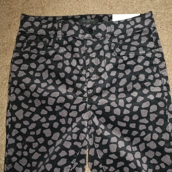 Ann Taylor: The Kick Crop High Rise Black & Grey Leopard Print Pants - Size 6P - Picture 2 of 10